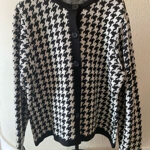 Elegant Houndstooth Cardigan in Black and White